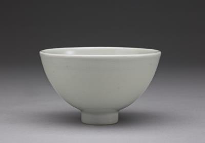 图片[2]-Tea bowl in sweet white glaze with impressed lotus petal decoration, Ming dynasty, Xuande reign (1426-1435)-China Archive